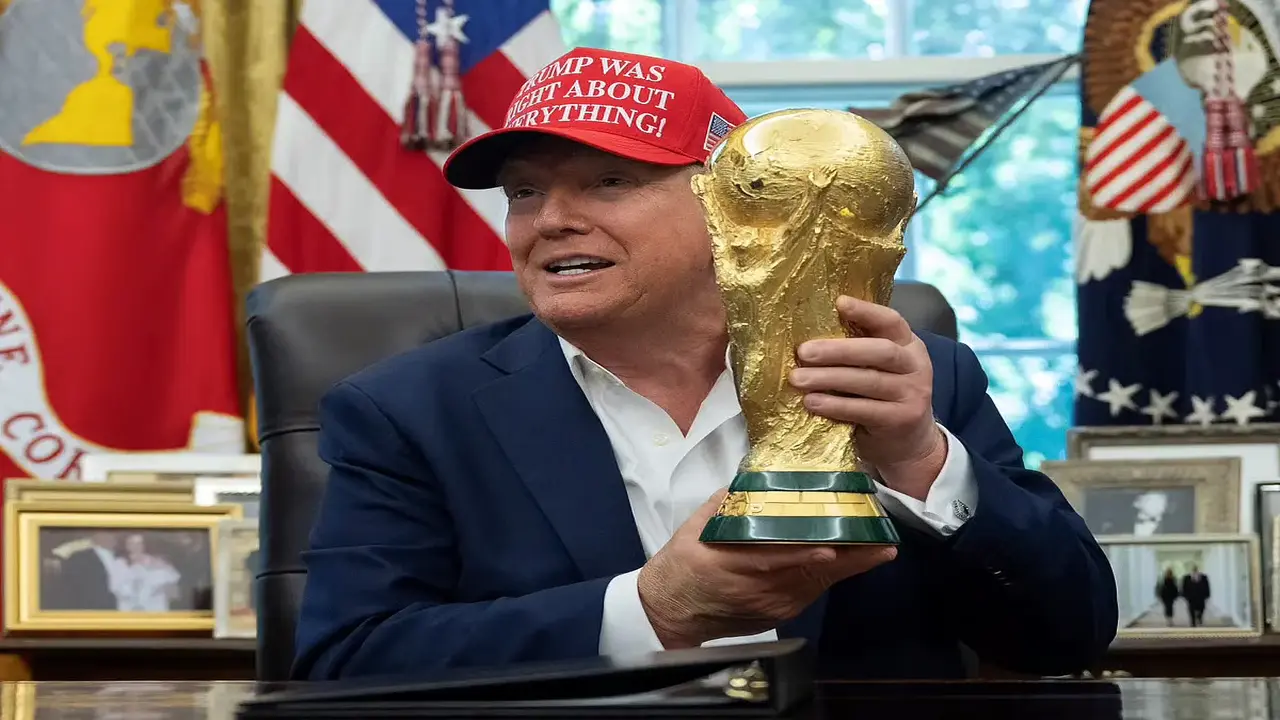 رئيس فيفا يؤكد تسليم ترامب كأس العالم للمنتخب الفائز